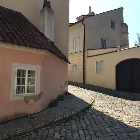 At The Golden Plough Lägenhet