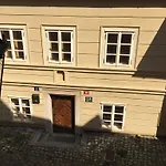 Apartments At The Golden Plough Apartment