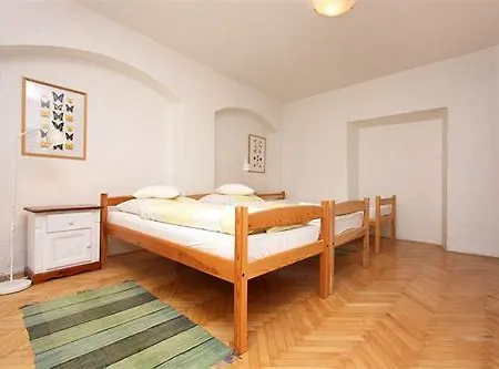 At The Golden Plough Apartament *